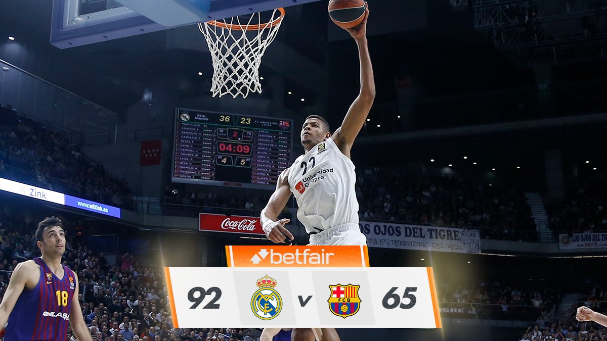 El Clásico de la @EuroLeague ha sido del @RMBaloncesto 86-69. Extraordinario partido del #RMBasket ante su máximo rival. Máximos anotadores: @TreyThompkins (17), Randolph (16) y @JayceeCarroll (15). @facucampazzo ha estado magnifico con su triple imposible. #RMBaloncesto