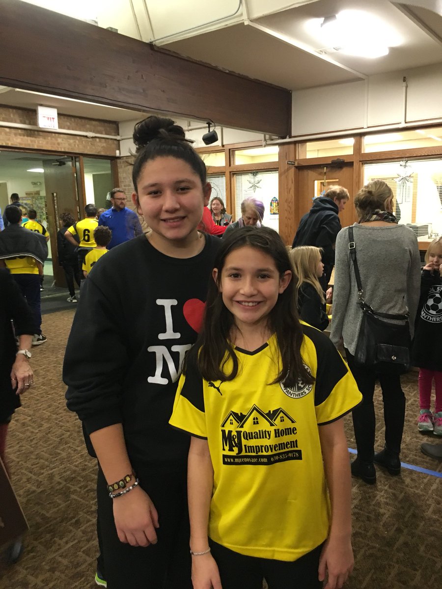 maestra317's tweet photo. Something extra special about seeing my daughter’s soccer team join in to help with my district’s food drive. #soccermom #CSPanthers #ccsd93 @CCSD93 https://t.co/Ob5ZcBLeUv