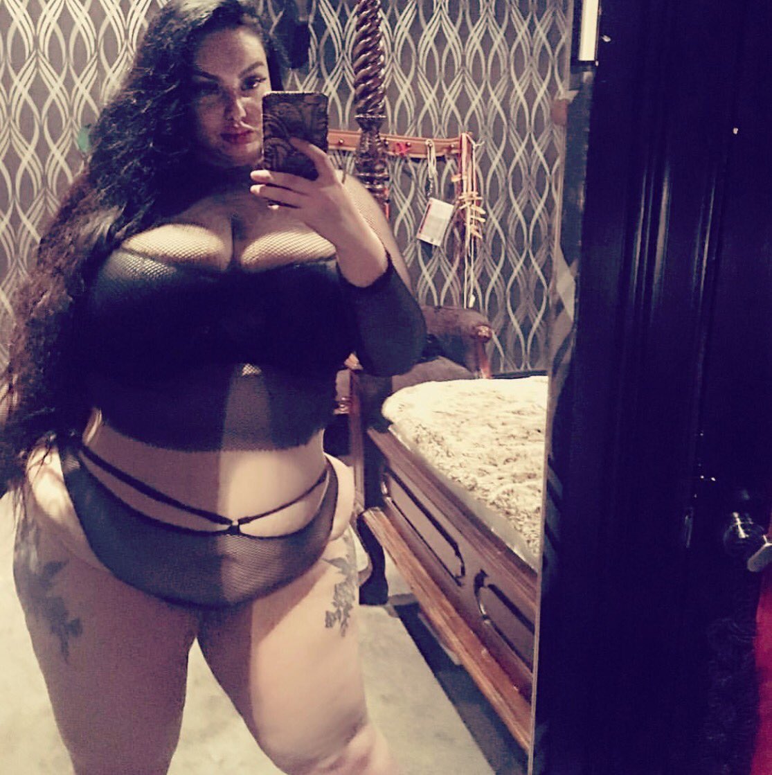 MSSAUSTERIA's tweet photo. I’m really appreciating all of this lovely stormy weather in Sydney! Now I just need a nice, long foot massage to make my day. Come worship your Goddess -  Tonight at @temple_22 

#Misstress #curvy #mistressausteria #temple22 #bbw #femdom #bdsm #fetish https://t.co/YrKfD6eTzJ