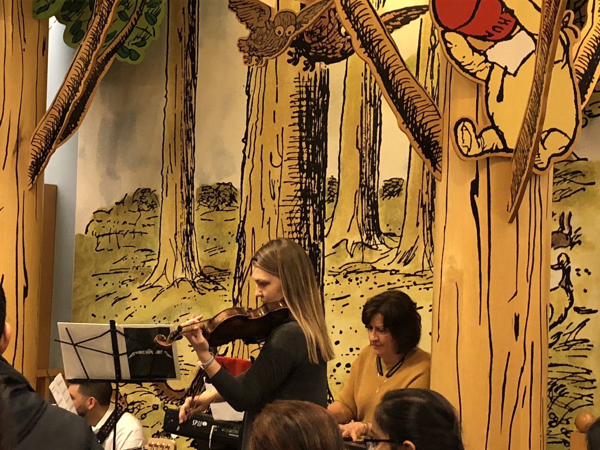 PwayArts's tweet photo. Awesome performances tonight at the MLK Bookfair! #PwayArts #MLKSchool https://t.co/MtZ8XlFpwO