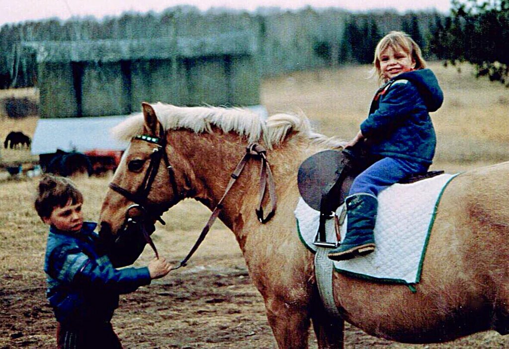 sarahanunn's tweet photo. It’s #NationalDayOfTheHorse today —- plus it’s #ThrowbackThursday!
This photo is from 1987ish, Gil and Willow with Noodles, their pony. Noodles was the smartest naughty pony in the world. He could do tricks... he also once ate a tunafish sandwich. 😱
#PoniesRule #PoniesofTwitter https://t.co/GYYRVWLUCM