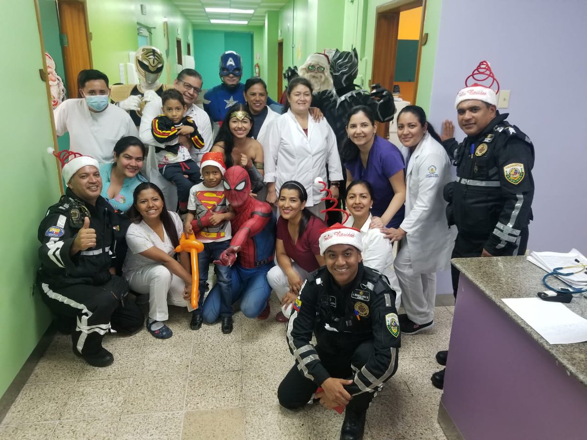 LuisValenzuelaT's tweet photo. Siempre repito que @CTEcuador esta compuesta por muchos héroes, heroínas y hago énfasis en la Unidad de Rescate y Emergencias Médicas #Urem 
Son los rescatistas salvavidas ante un accidente pero hoy se dedicaron a dibujar sonrisas en la sala de Oncología del Hospital del Niño. https://t.co/ml4ZjeHP6v