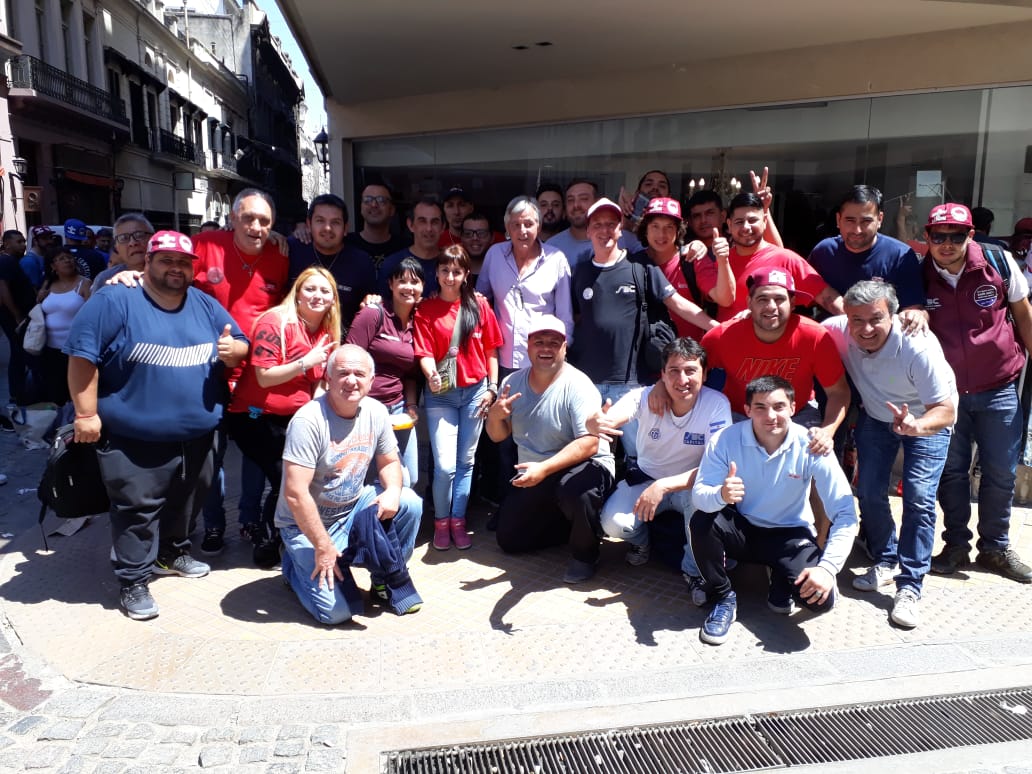 <a href="/diegobranca/">Diego Brancatelli</a> <a href="/yamildominguez3/">Yamil Dominguez Bianconi</a> <a href="/mauriciomacri/">Mauricio Macri</a> No le importa nada a <a href="/Cavalieri_SEC/">Armando Cavalieri</a> y ni al gobierno lo que está pasando en comercio.aca estamos gente trabajadora con sus familias..laburantessssss. se entiende ésto es una gran familia y el sindicato de comercio es y será dé los verdaderos trabajadores y trabajadoras.gracias..