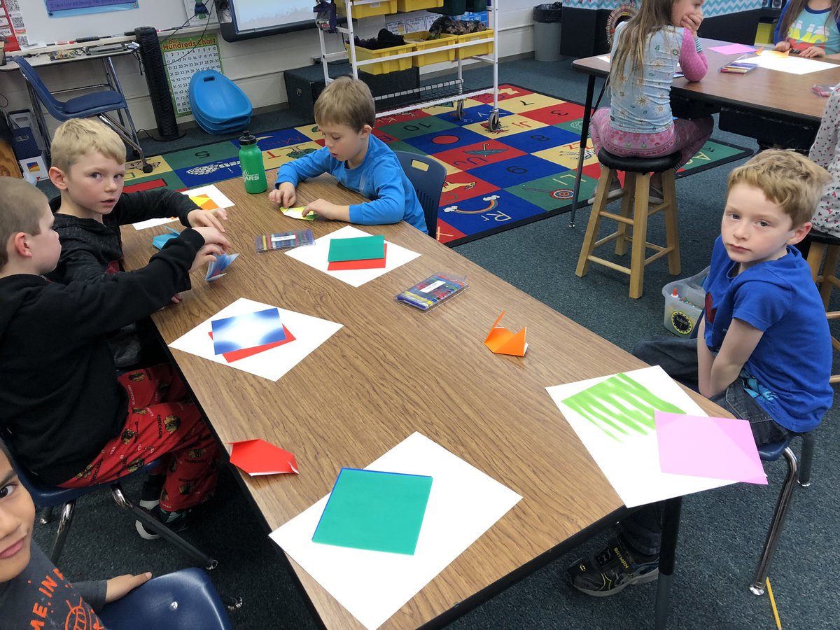arielsandvik1's tweet photo. Finishing up our Japanese unit with origami! We love art days! #noplacelikekelly #GFArtistProg https://t.co/AmUiE9Qnwr