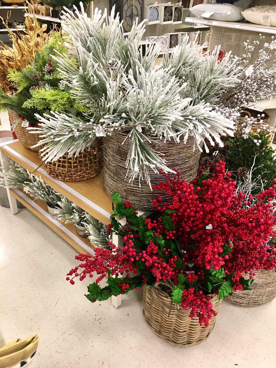 Spent the day Refreshing our home flat 🎯 purged and filled our holiday product. 🎄  🎄🎁 T2349 🎯  #drivingsales #Targetstyle #holiday #TARGET #vmlstyle #vml  @tracyacurry1 <a href="/salamlazkani/">salamlazkani</a>