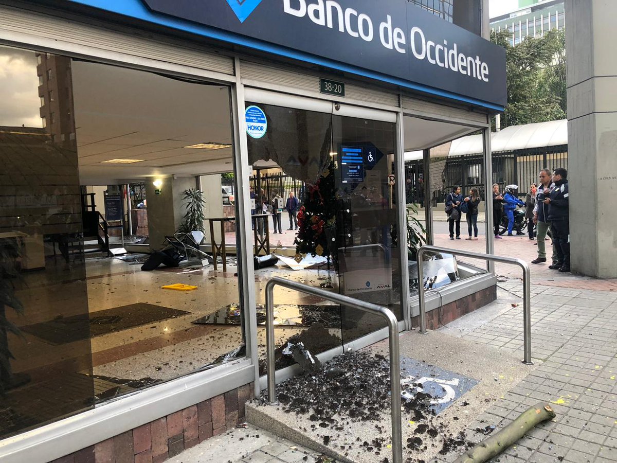 Para los que dicen que como es un banco todo se puede arreglar. Les recuerdo que la vida de los funcionarios no es algo que el dinero arregle con solo nombrar el signo pesos 👎👎👎👎
