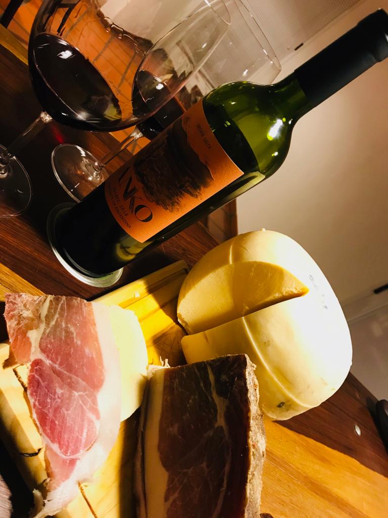 Picada de jueves con lluvia y #Malbec de Estancia Los Cardones 🍷🍷