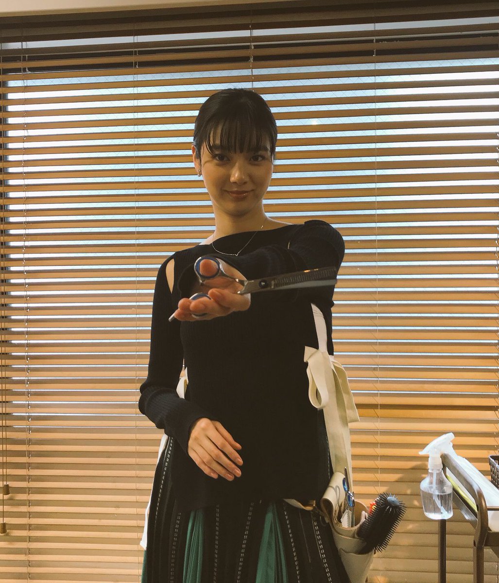 新川優愛 Staff 本日もブスだってi Love You絶賛撮影中です ブスだってi Love You公式twitter Busulove Tva Instagramの方も是非チェックしてみて下さい T Co Txueiql0an 新川優愛 ブスだってiloveyou 美容師役に挑戦 T Co