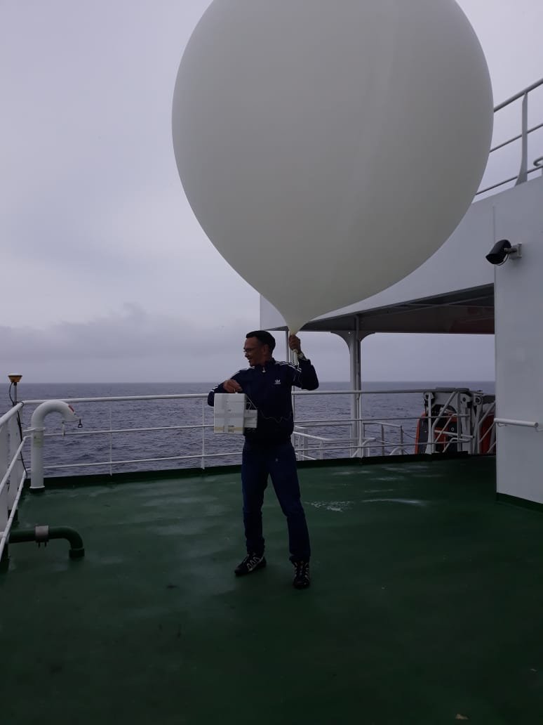 SAWeatherServic's tweet image. First ever ozone sounding release from the SA Agulhas II at 54°S; 0°E by the South African Weather Service team @WMO #weather #saws #YOPP #polarprediction