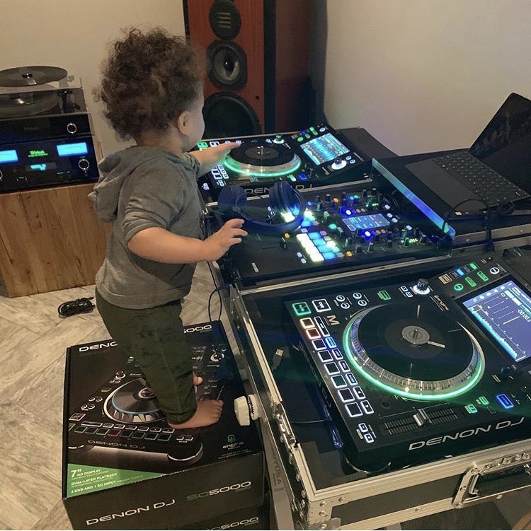 TACH3RS's tweet image. Hey #Mapache @FlanaganDJ algo de #Viernes #Lasgo #Somenthing #RetroVisor