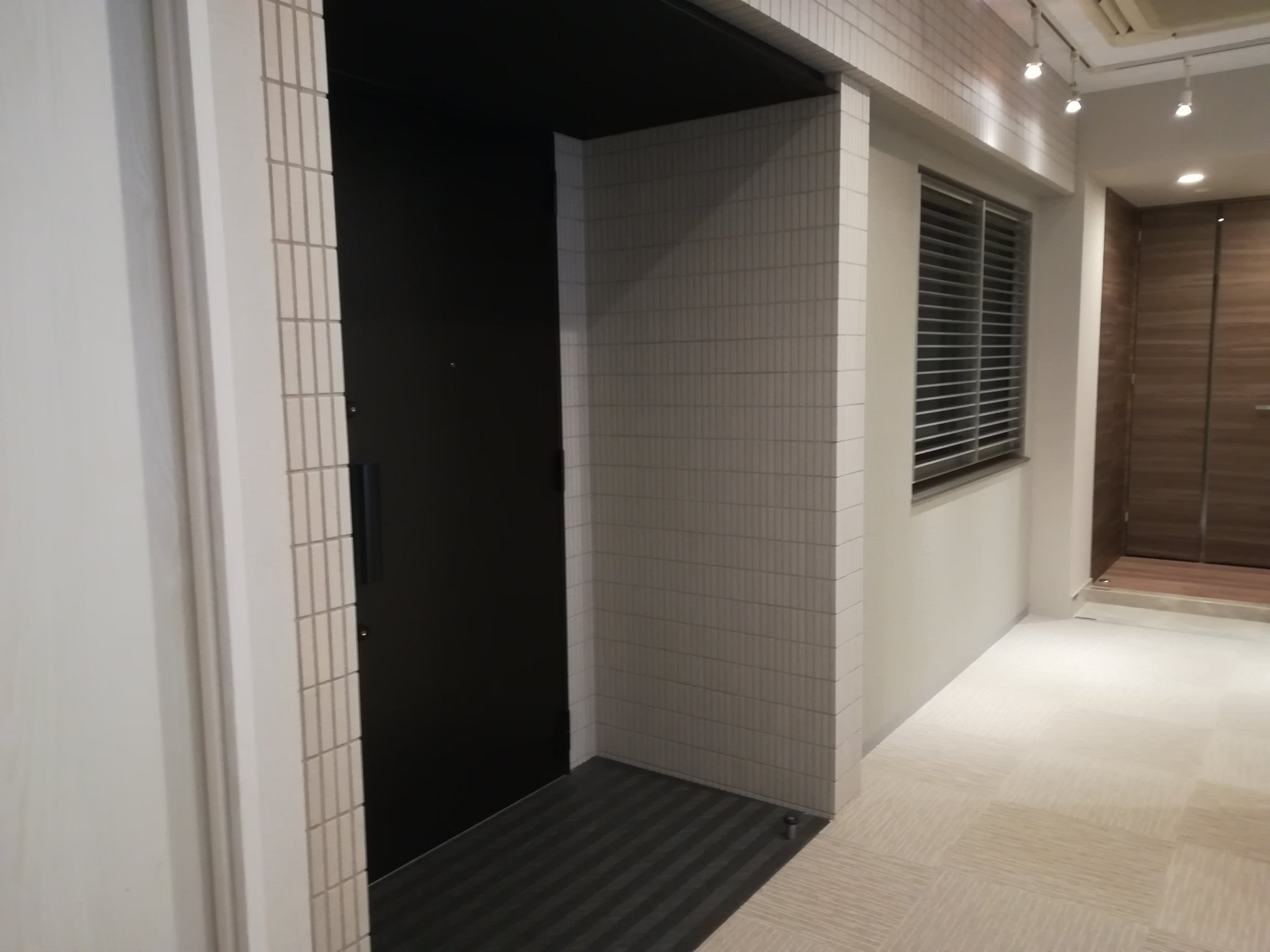 マンションマニア この玄関前のゆとりこそ分譲マンションよね これにポーチや花台があれば理想ですが今の建築費ではなかなか難しいのでせめてこのくらいはやってほしい