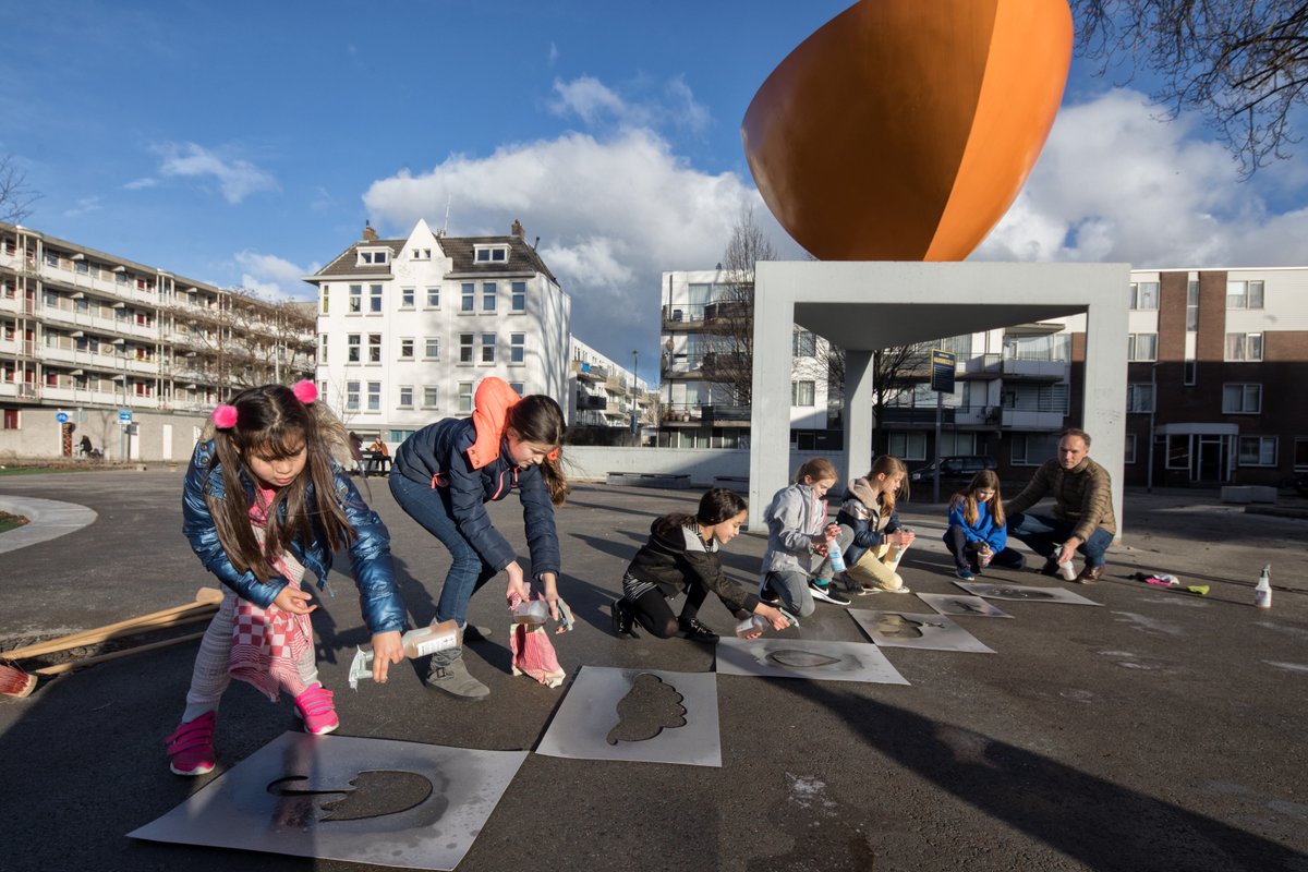 Het #Berkelplein in #Kralingen is vernieuwd. Met een #waterberging dat 3.500 badkuipen aan regenwater kan opvangen. Wethouder @BertWijbenga en <a href="/hhsenk/">Hoogheemraadschap Schieland en de Krimpenerwaard</a> openen vanmiddag het plein. Kinderen maakten tekeningen die zichtbaar zijn als het regent. Lees meer: rotterdam.nl/nieuws/berkelp…