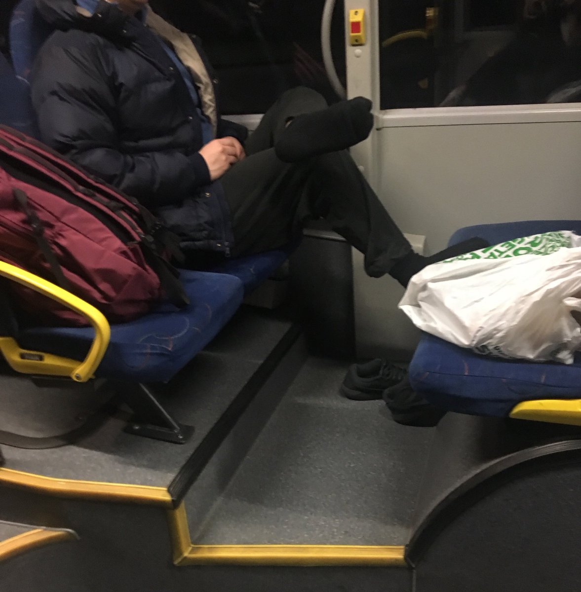 lovisalindberg's tweet photo. 1. Man får INTE ta upp 4-sätet om man är ensam.
2. Man tar inte av sig skorna???
Så mycket fel https://t.co/L2kfddGIg5