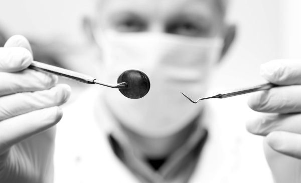 HygieneLabo's tweet image. Aujourd'hui le chirurgien-dentiste n'utilise plus uniquement la dévitalisation dentaire pour soulager les patients. Nouveaux biomatériaux, cellules souches, biomimétisme... Quels sont les pouvoirs des dents pour rester vivantes ? buff.ly/2UqlIPa