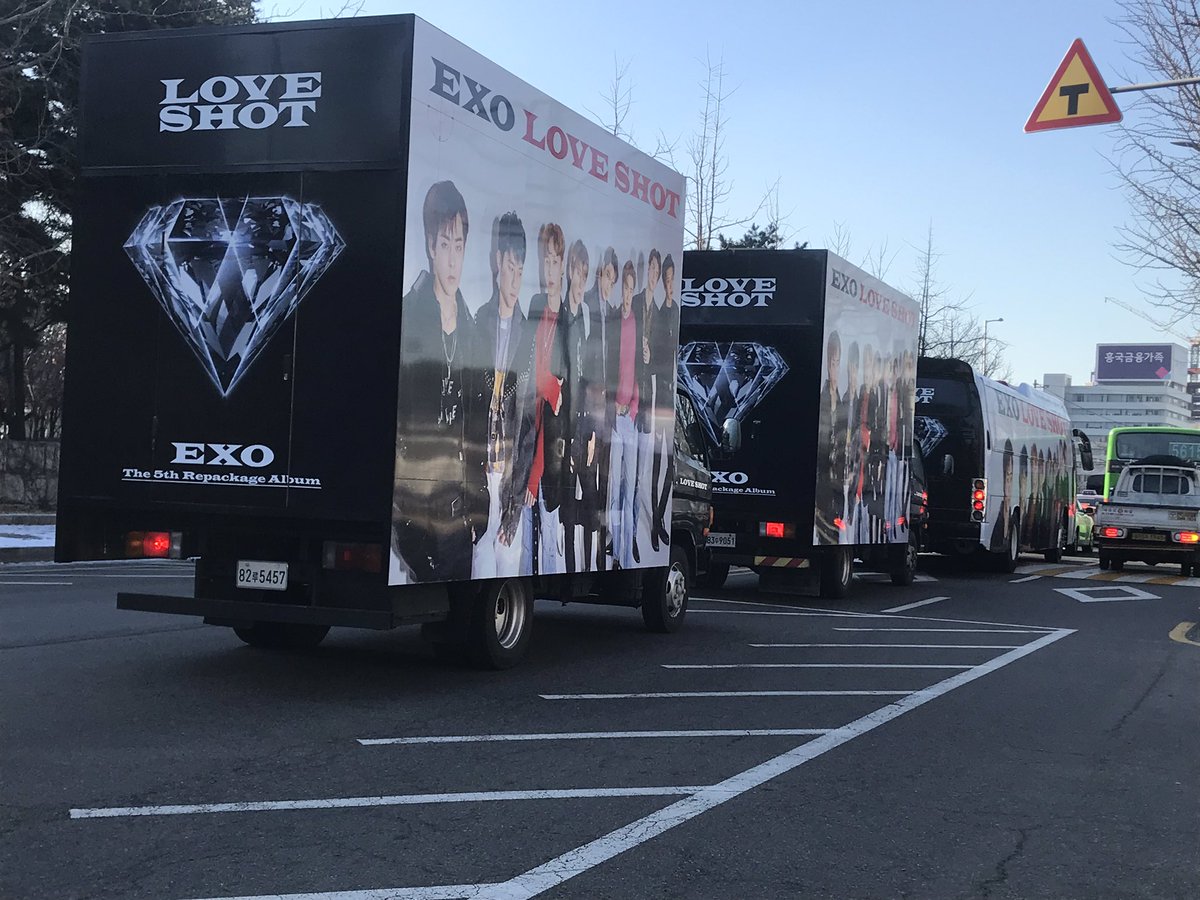 kyungsoo_stan's tweet photo. LOVE SHOT PROMOTION TRUCKS. DMUMT CAN'T RELATE. https://t.co/utJOHGLQ8m