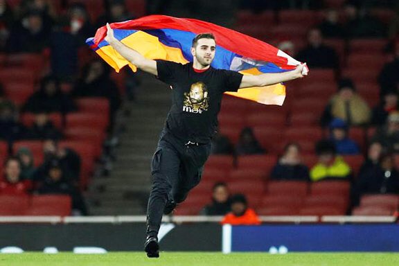 SupportArmenia's tweet photo. During the @Arsenal vs @FCQarabaghAz match, supporter runs onto field with the #Artsakh flag. 🇦🇲💪🏼
Artsak is an Armenian land, not Azerbaijani!
#ArtsakhisArmenia #Armenia #Qarabag #Nkpeace #Azerbaijan #Azerbaidjan #ARSQAR #ARSQFK https://t.co/h7Va5TxFHC