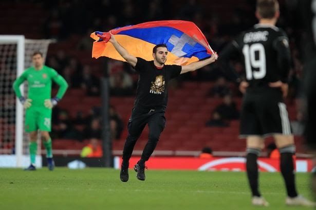 SupportArmenia's tweet photo. During the @Arsenal vs @FCQarabaghAz match, supporter runs onto field with the #Artsakh flag. 🇦🇲💪🏼
Artsak is an Armenian land, not Azerbaijani!
#ArtsakhisArmenia #Armenia #Qarabag #Nkpeace #Azerbaijan #Azerbaidjan #ARSQAR #ARSQFK https://t.co/h7Va5TxFHC