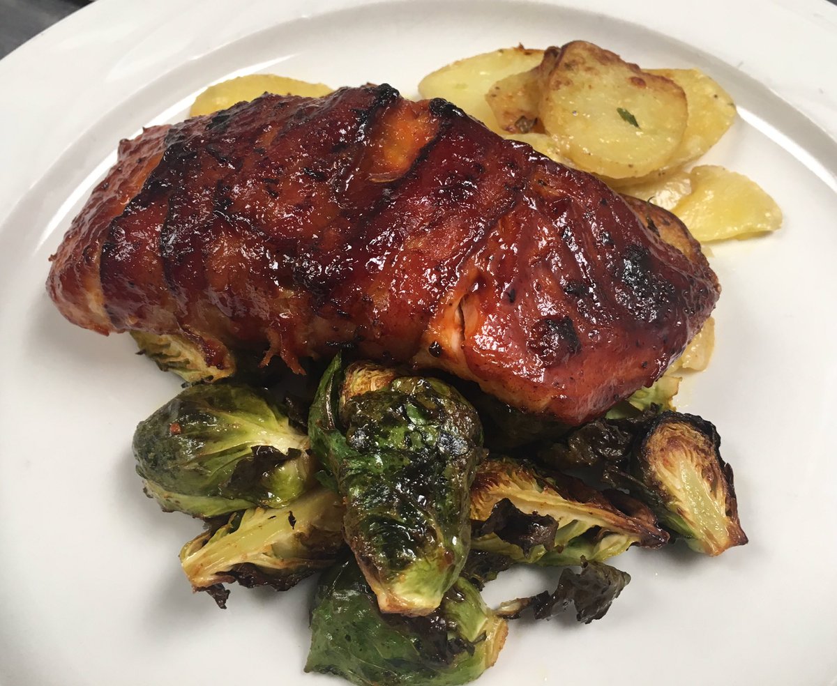 SoulsGround's tweet photo. #DINNER #BaconWrappedSalmon with #housemade #BourbonBBQGlaze #RoastedBrusselSprouts #GratinPotatoes by #ChefAudy for #privateresort #cheflife🔪 #icookforaliving #chefgig #chefthang 
Available to infuse you control the #herbs for CHEF AUDYS #DinnerParties #privateparties #cannabis https://t.co/4Owb3jDnCk