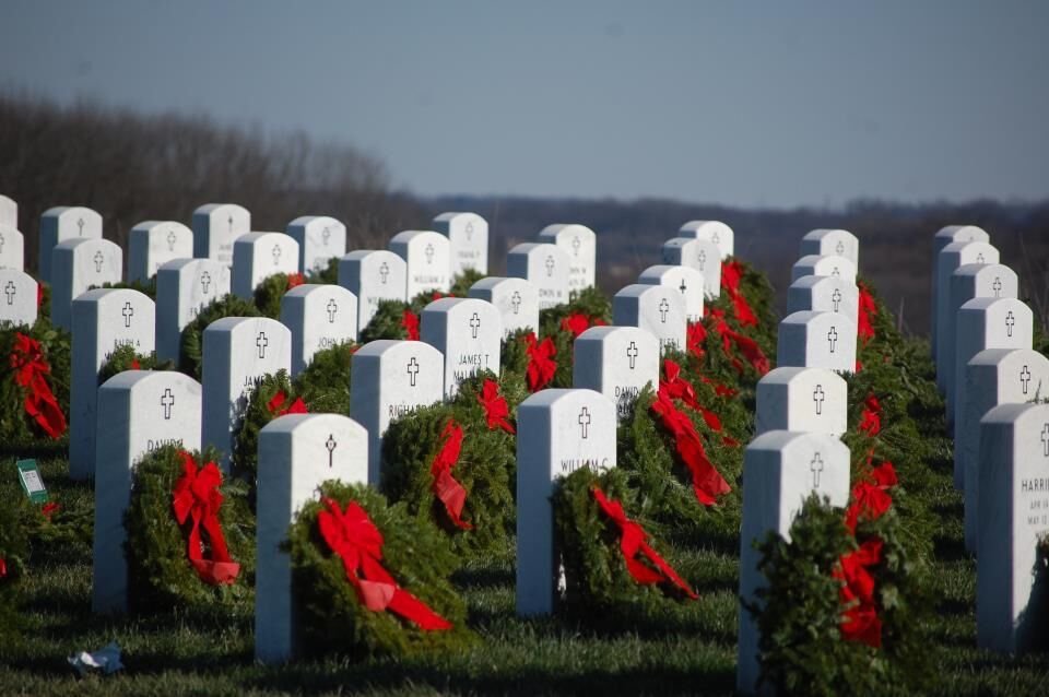 hiringourheroes's tweet image. Hiring Our Heroes is proud to join @WreathsAcross in their efforts to: “REMEMBER the Fallen. . . HONOR those who Serve. . . TEACH our children the value of Freedom." Learn how to join us in this effort and sponsor a $15 wreath today: hiringourheroes.org/wreaths
