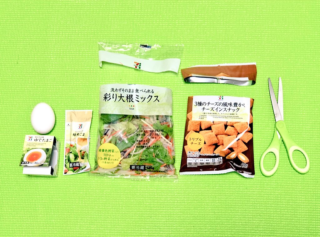 CBydbbmpg's tweet photo. セブンイレブンで買ってきてから１分で作れて洗い物も出ない残業のお供の発達メシ。
野菜ミックスの袋の上半分を切って他の具を全部ブッ込んで箸で食べる。
健康に良いか知らんし350円弱かかるけど美味い。 https://t.co/VzCZ0rRTfp