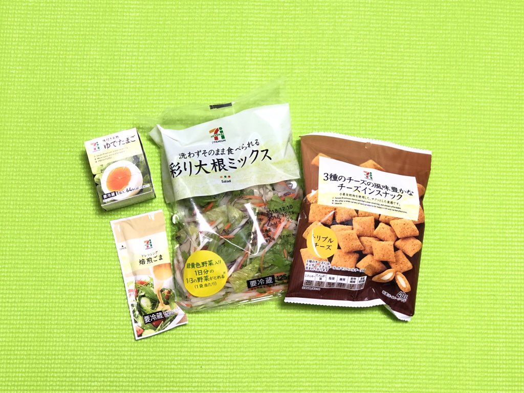 CBydbbmpg's tweet photo. セブンイレブンで買ってきてから１分で作れて洗い物も出ない残業のお供の発達メシ。
野菜ミックスの袋の上半分を切って他の具を全部ブッ込んで箸で食べる。
健康に良いか知らんし350円弱かかるけど美味い。 https://t.co/VzCZ0rRTfp