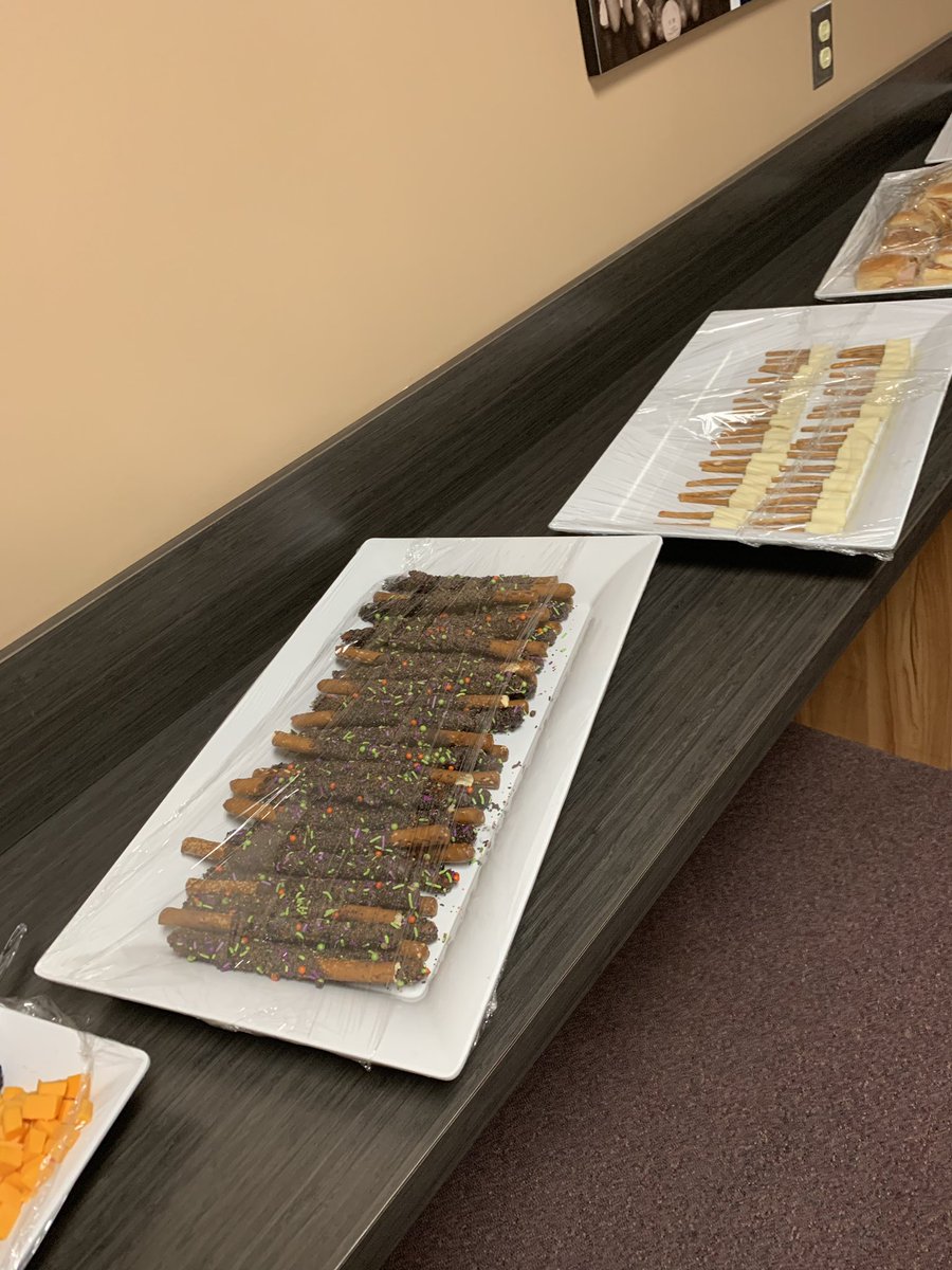 _MHSCulinary's tweet photo. Harry Potter Yule Ball celebrating with the @SkeeterLibrary pretzel wands, house cupcakes, butter beer, poly juice potion &amp; quidditch. https://t.co/4CctGGA6qe