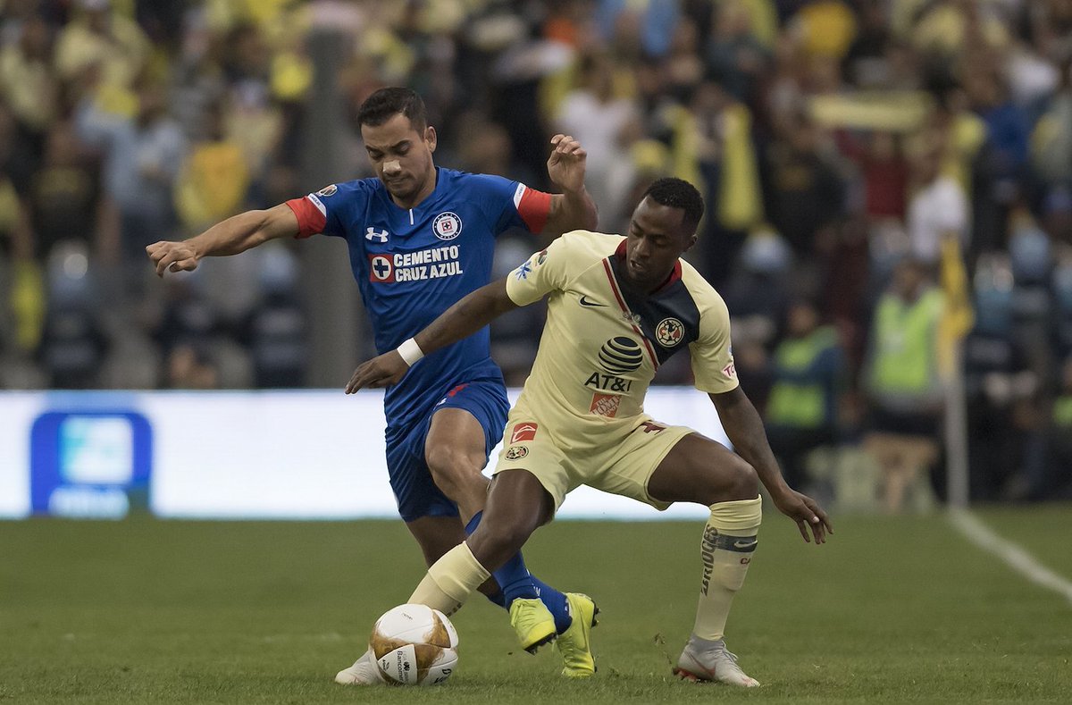 Adrián Aldrete y Renato Ibarra en la cancha del Estadio Azteca