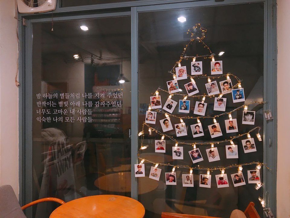 onew_union's tweet photo. 🎉카페 컵홀더 이벤트
2) 슈가드슈 : 2,6호선 합정역
📅기간: 12.14 - 소진시
⏰운영시간: 1:00 - 11:00
12월의 크리스마스트리🎄가득 반짝반짝한 진기사진과 사랑가득한 가사도 함께해요! 컵홀더,랜덤포카,엽서도 드려요💝 또,쁘띠한 컵케이크🍰를 드시면 오뉴토퍼를 드리니 인증샷 어떤가요📸 https://t.co/NvSCInBNKy