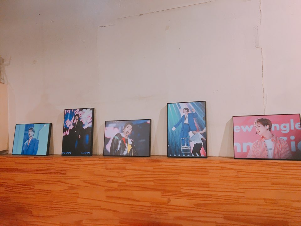 onew_union's tweet photo. 🎉카페 컵홀더 이벤트
2) 슈가드슈 : 2,6호선 합정역
📅기간: 12.14 - 소진시
⏰운영시간: 1:00 - 11:00
12월의 크리스마스트리🎄가득 반짝반짝한 진기사진과 사랑가득한 가사도 함께해요! 컵홀더,랜덤포카,엽서도 드려요💝 또,쁘띠한 컵케이크🍰를 드시면 오뉴토퍼를 드리니 인증샷 어떤가요📸 https://t.co/NvSCInBNKy