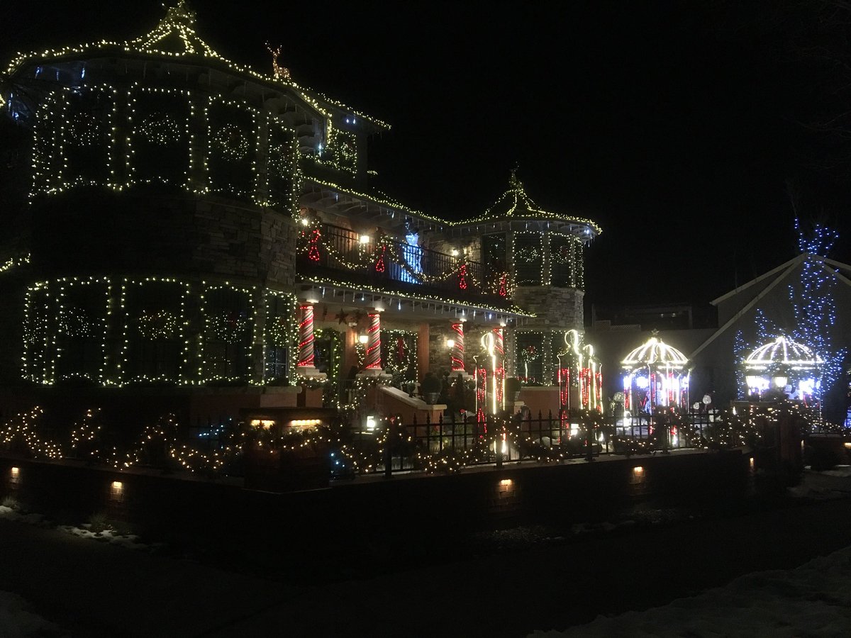 CTV_CAMILLA's tweet photo. YAAASS... @mikesbloggity this house is simply stunning... exquisite and le sigh... gets me in the mood for the holidays 🎄🎊 🎅 🤶 🎁 🙏🏼  #vavavoom #christmashouse #lightsdisplay #calgary #crescentheights #yyc https://t.co/hilHyPnfy4
