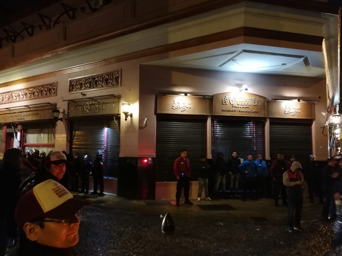 ABUSO DE AUTORIDAD. Un operativo policial para desalojar una calle que no está bloqueada y la vereda del edificio de una institución donde los manifestantes son sus propios dueños. Cavalieri olvidó que el sindicato es de los afiliados. #LACORRUPCION no detendrá la lucha.