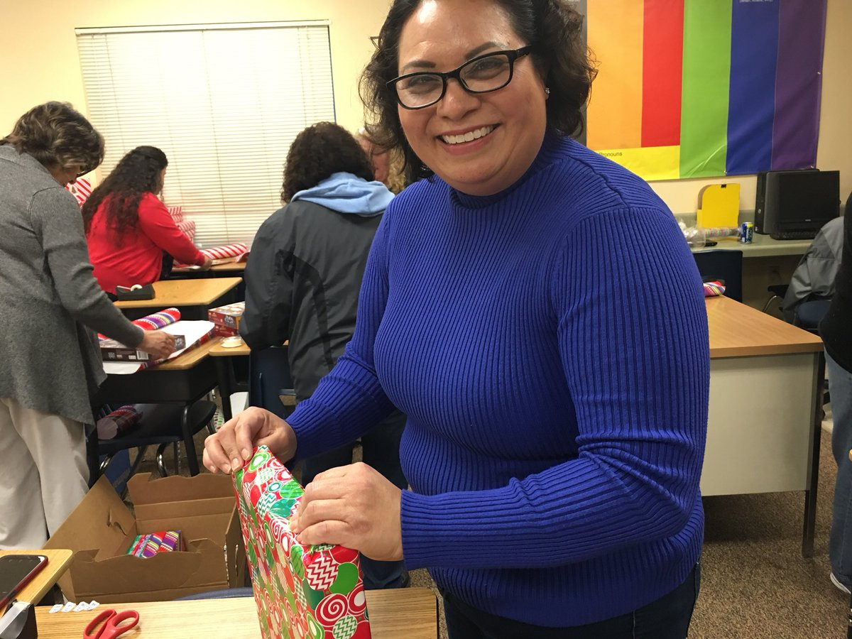 _SandyStar_'s tweet photo. Sanchez@HawkStrong amazing presents wrapped by our special Sanchez elves...our students will be so surprised tomorrow!#HawkStrong #Alisalfuerte #AlisalStrong https://t.co/tS47T2ZCKr