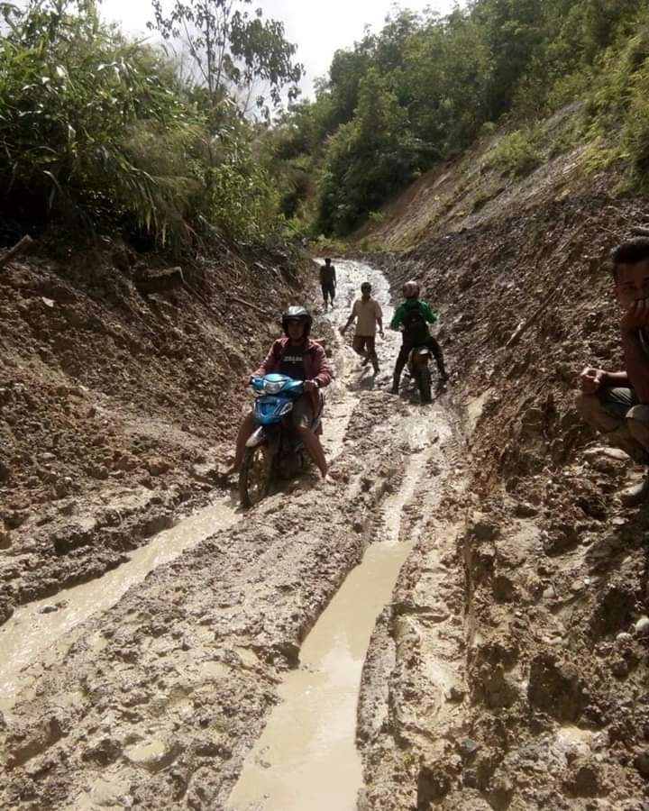 ami80_andres's tweet photo. #PUPRSiapMelayani selamat pagi @KemenPU atas nama masyarakat kecamatan mapat Tunggul selatan kami jg mengharapkan pembangunan yg layak buat kami masyarakat kecamatan mapat Tunggul selatan.sataunya jalan menuju daerah kami yaitu pusat nadi perekonomian kami jalan sngat tidak layak https://t.co/9lc9O0F0Wo
