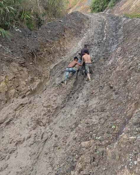 #PUPRSiapMelayani selamat pagi <a href="/KemenPU/">Kementerian PU</a> atas nama masyarakat kecamatan mapat Tunggul selatan kami jg mengharapkan pembangunan yg layak buat kami masyarakat kecamatan mapat Tunggul selatan.sataunya jalan menuju daerah kami yaitu pusat nadi perekonomian kami jalan sngat tidak layak