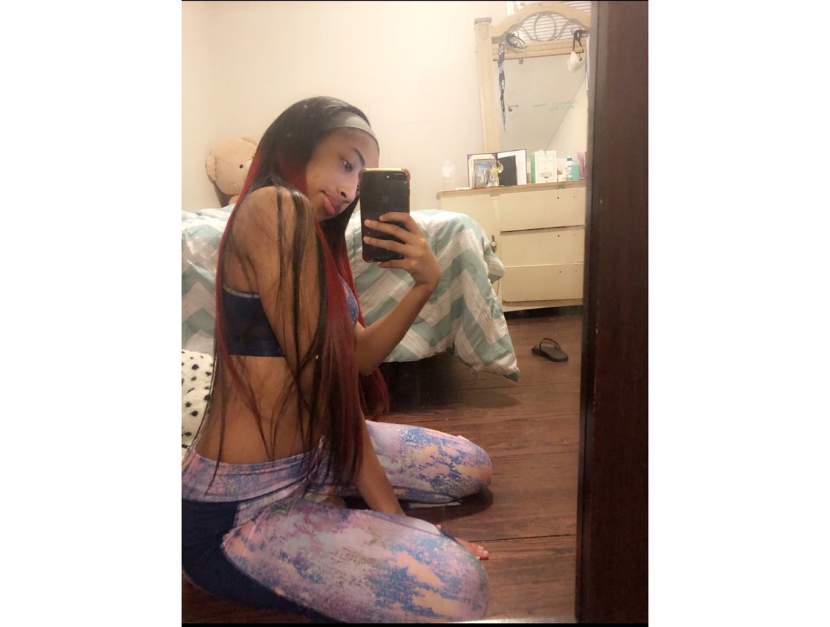 yanabeezie's tweet photo. 💜💜 #latenightpics https://t.co/GTzSN0KuZe