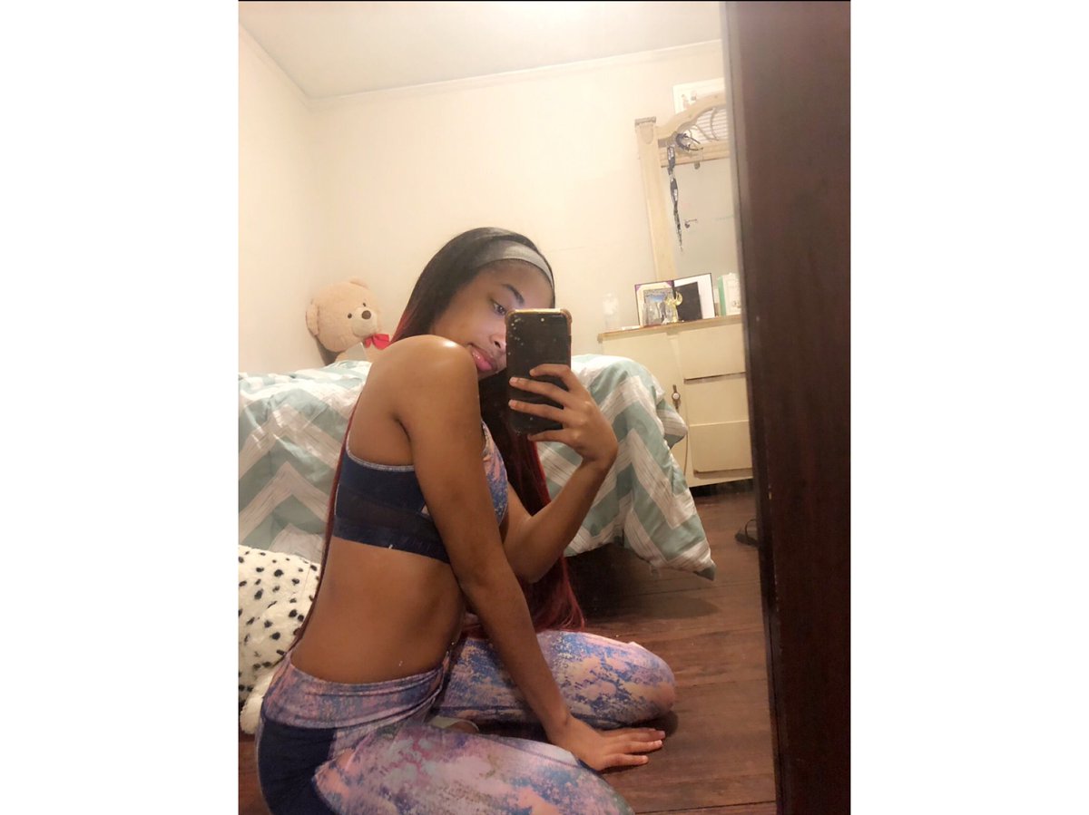 yanabeezie's tweet photo. 💜💜 #latenightpics https://t.co/GTzSN0KuZe