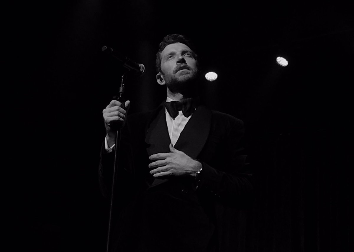 Back on the “@bretteldredge looks hella classy in black and white” train
#GlowLive