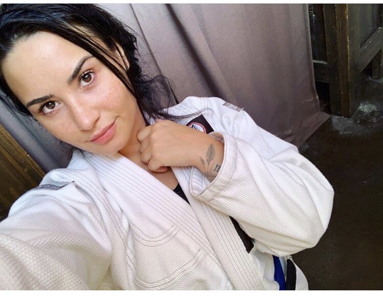 jjponytail's tweet photo. @ddlovato, love this “messy, sweaty” au naturel #jiujitsu hair 👍🏽👍🏽 😍#naturalbeauty #bjj #bjjhair #jiujitsuponytail https://t.co/C91SFjtAAT