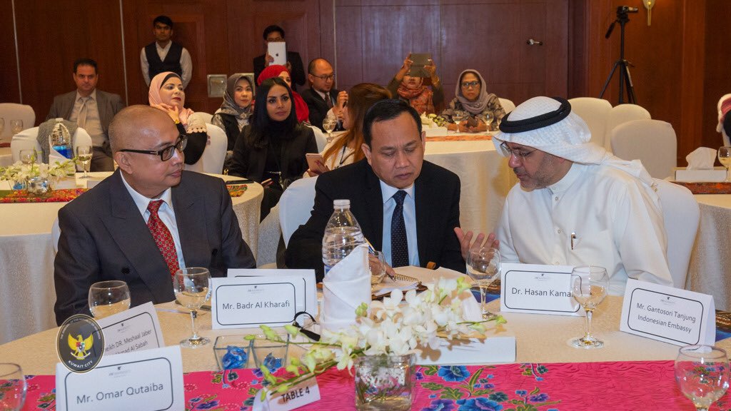IndonesiaInKWT's tweet image. 3. Direktur Timur Tengah Kementerian Luar Negeri Bapak Sunarko Suwito bersama KUAI KBRI Kuwait Bapak Gantosori Tanjung tengah berbincang akrab dengan Director of Disbursements-Kuwait Fund for Arab Economic Development, Mr. Osama M. Al-Attal. #KBRIKuwait #IndoatQ8