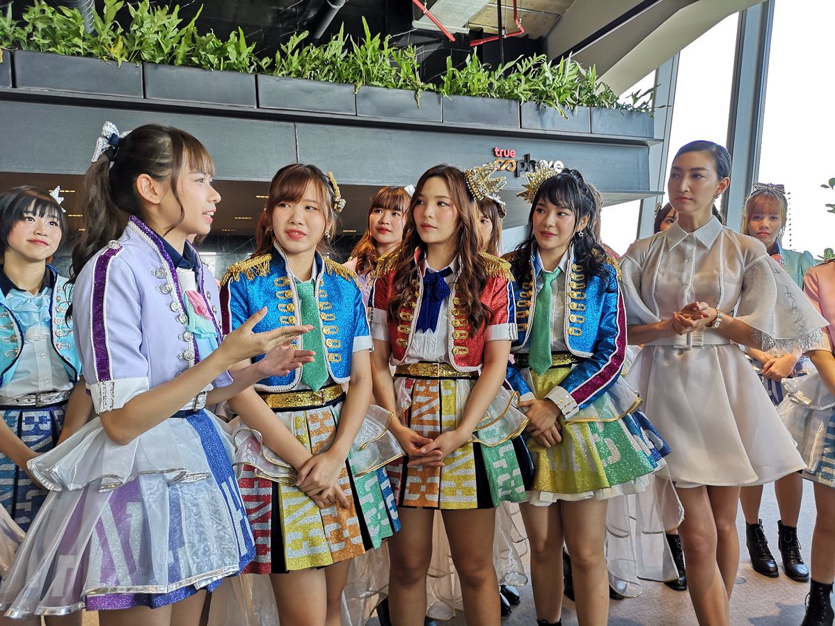 True_Thailand's tweet photo. ภาพบรรยากาศในงาน “True 5G Digital Thailand, The 1st Showcase powered by TrueMove H” พร้อมชมมินิคอนเสิร์ตจาก 16 สาว BNK48 😍 @ ทรู แบรนดิ้ง ช้อป ไอคอนสยาม
#True5GDigitalThailand #True5GLeader #TrueTogether #5Gที่แท้ทรู #BNK48 #TrueTogether https://t.co/5S6Xsi2EXA