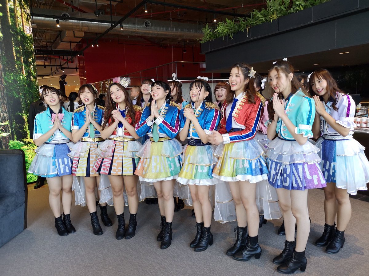 True_Thailand's tweet photo. ภาพบรรยากาศในงาน “True 5G Digital Thailand, The 1st Showcase powered by TrueMove H” พร้อมชมมินิคอนเสิร์ตจาก 16 สาว BNK48 😍 @ ทรู แบรนดิ้ง ช้อป ไอคอนสยาม
#True5GDigitalThailand #True5GLeader #TrueTogether #5Gที่แท้ทรู #BNK48 #TrueTogether https://t.co/5S6Xsi2EXA