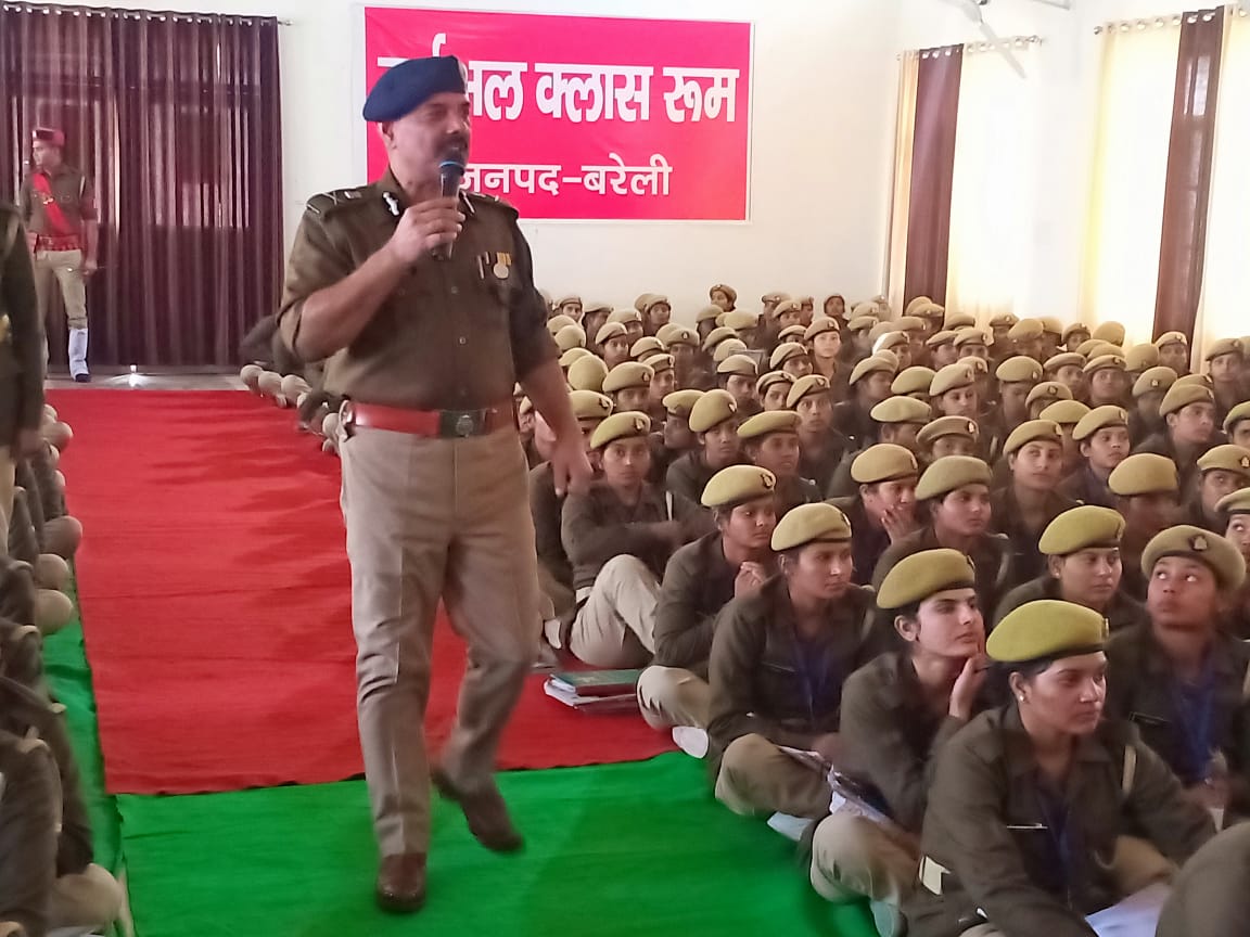 adgzonebareilly's tweet photo. @adgzonebareilly @PremPrakashIPS द्वारा जनपद @bareillypolice लाइन में प्रशिक्षणाधीन रिक्रूट महिला आरक्षीयों को यातायात संबंधी विषय पर संबोधित किया गया। @dgpup @Uppolice #BareillyZone #uppolice https://t.co/odi1xRBPvw