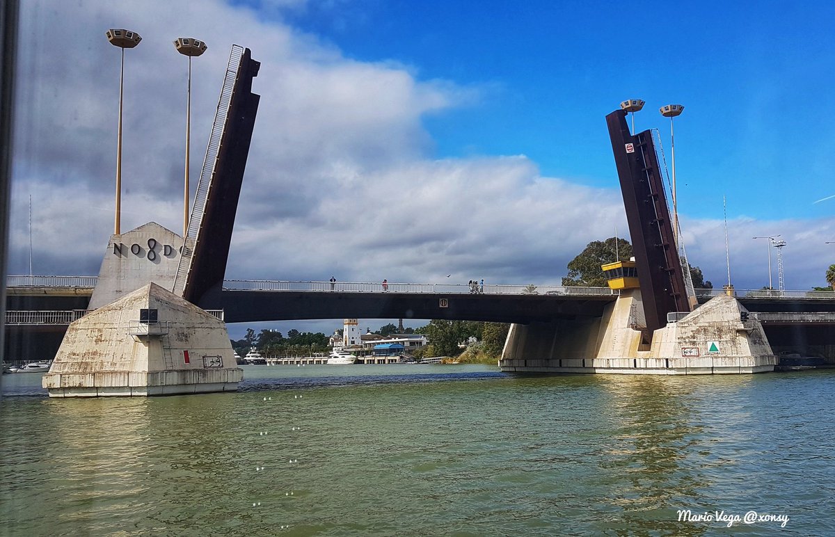 PuentedelasDelicias #SevillaHoy #Andalucia #Tourisme #Travel #photography #photooftheday #river #boat #bridge #BLUE #city #localguidessevilla #HappyWeekend #Christmas #navidad #enjoylife