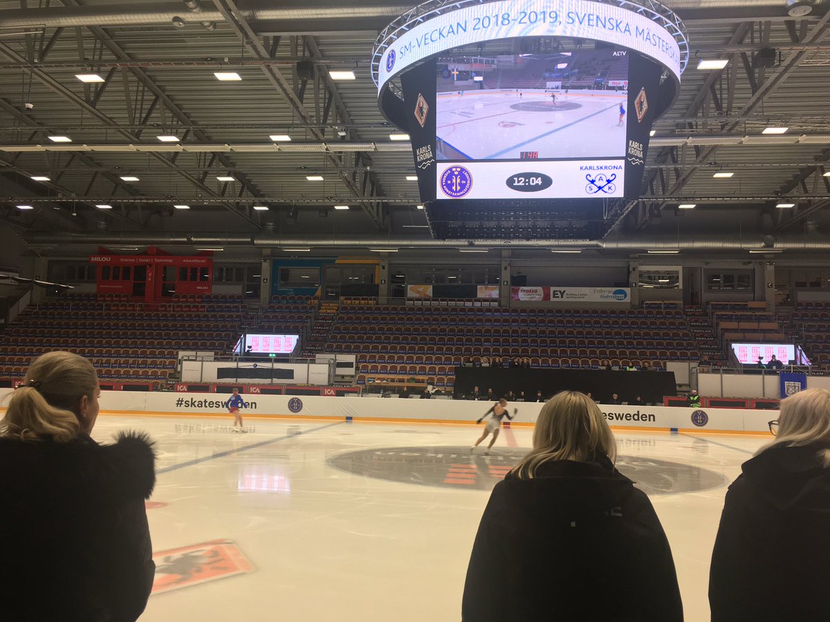 skatesweden's tweet photo. Uppvärmning inför dagens första tävling, USM Flickor korta, där bland andra Tova Lantz-Harari och Julia Brovall deltar! Heja heja! #skatesweden #sm2018 https://t.co/Kzk4kbr5S7