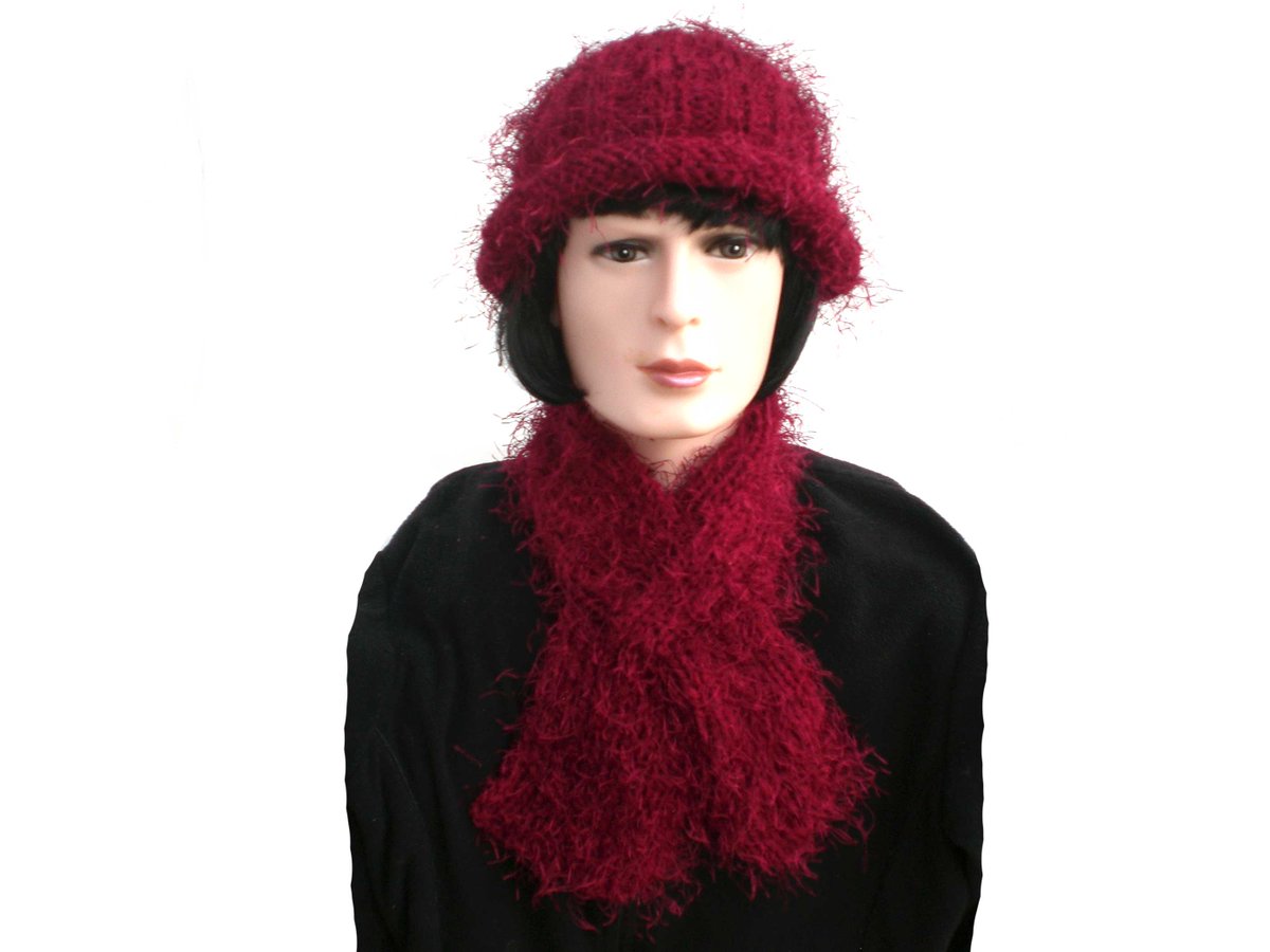 This luxurious ladies #winterscarf and hat set it #handknitted in a rich burgundy red fluffy yarn. #winterscarves #hatandscarfset #scarfandhatset #etsysocial #etsyfinds #etsyhandmade #etsyshop etsy.com/uk/listing/562…
