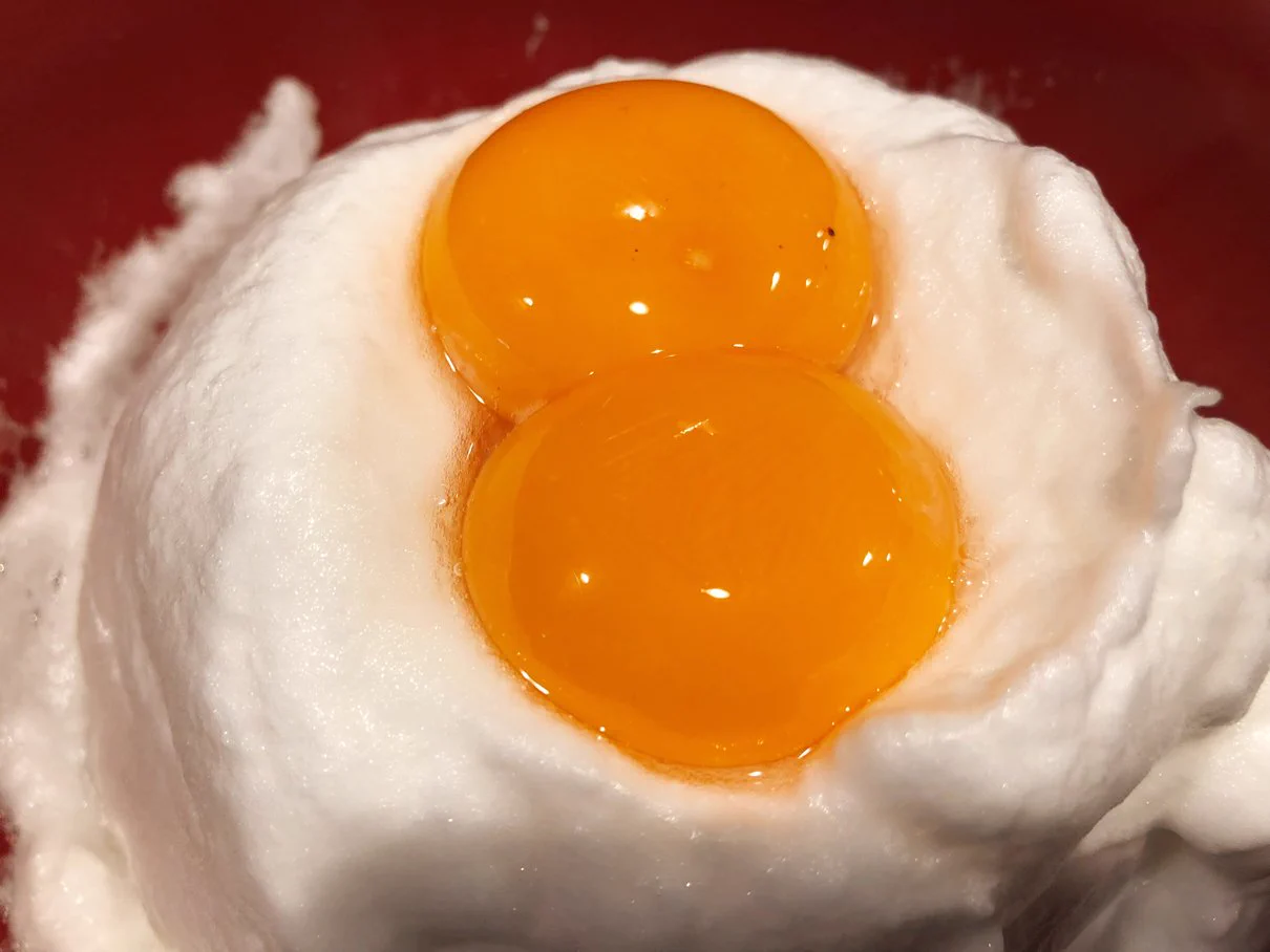 見た目はまるでスイーツ！？新しいフワフワ食感の『卵かけご飯』がこちらww