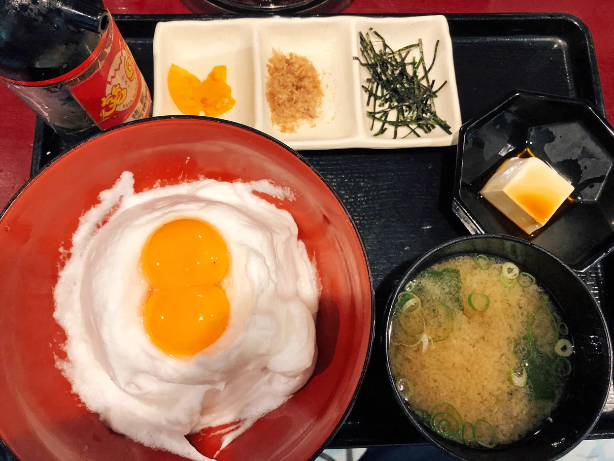 見た目はまるでスイーツ！？新しいフワフワ食感の『卵かけご飯』がこちらww
