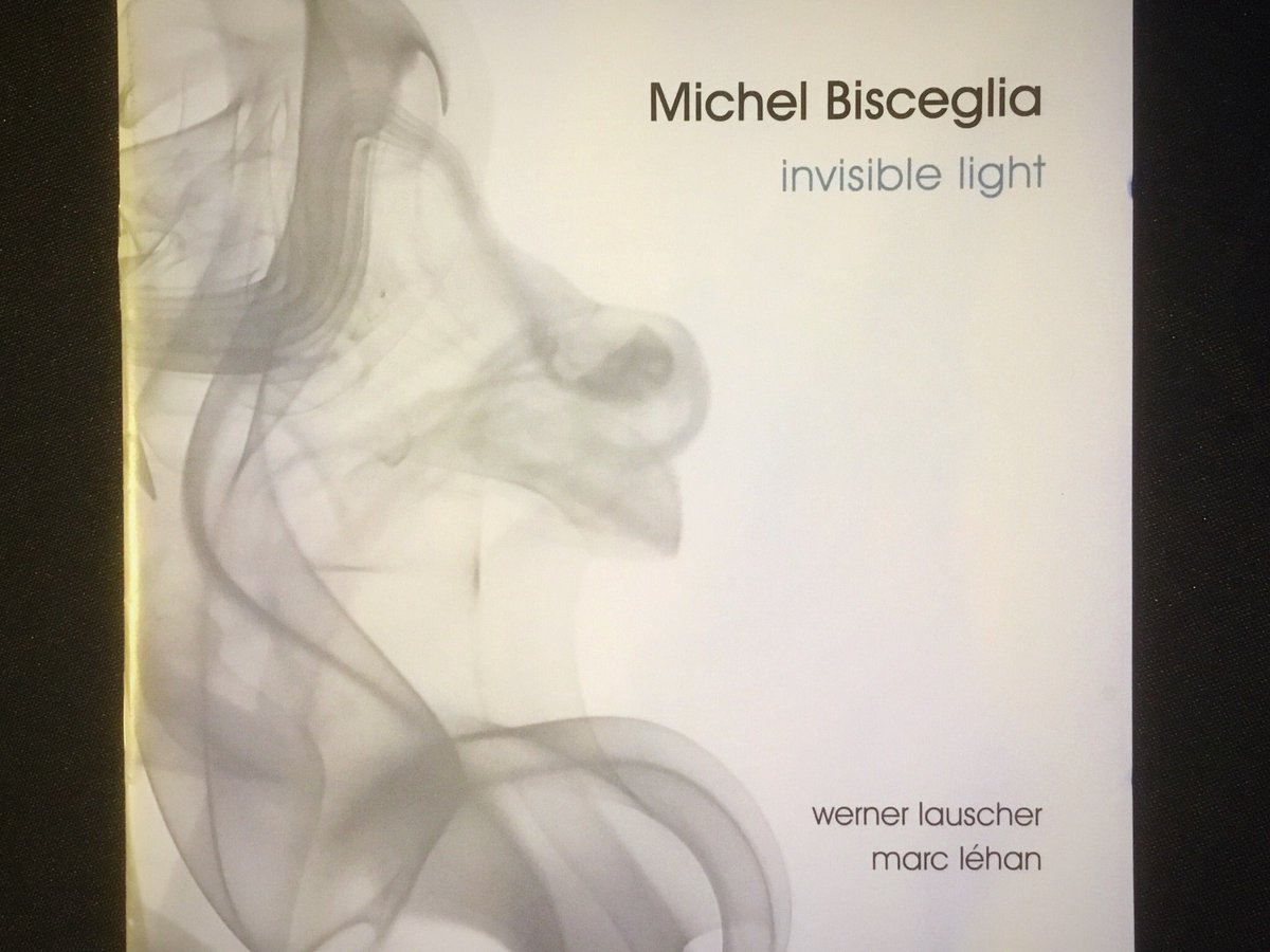 nefertiti102102's tweet image. 陸の孤島・柏の軽井沢Nefertitiです。結構寒い日が続きますね。

今日のイチオシは、MICHEL  BISCEGLIA ピアノトリオの『INVISIBLE  LIGHT』です。このピアノトリオ、どこかECM的静謐感があり、goodです。7曲めの『FIRST  SONG』(チャーリー・ヘイデン作曲)は、最高です。