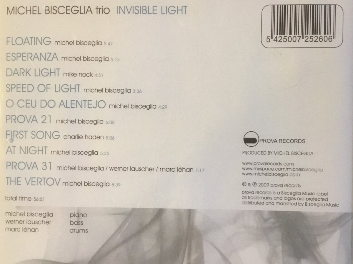 nefertiti102102's tweet image. 陸の孤島・柏の軽井沢Nefertitiです。結構寒い日が続きますね。

今日のイチオシは、MICHEL  BISCEGLIA ピアノトリオの『INVISIBLE  LIGHT』です。このピアノトリオ、どこかECM的静謐感があり、goodです。7曲めの『FIRST  SONG』(チャーリー・ヘイデン作曲)は、最高です。