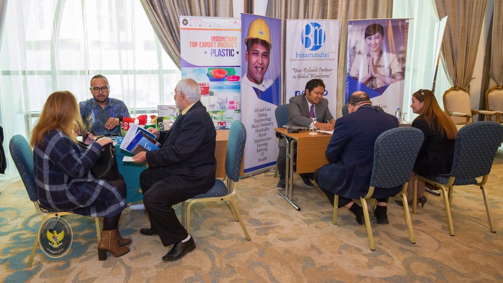IndonesiaInKWT's tweet image. 5. Setelah resmi dibuka, kegiatan dipusatkan pada pameran dan pertemuan one-on-one business matching antara para pengusaha Indonesia dengan para pengusaha Kuwait. #KBRIKuwait #IndoatQ8
